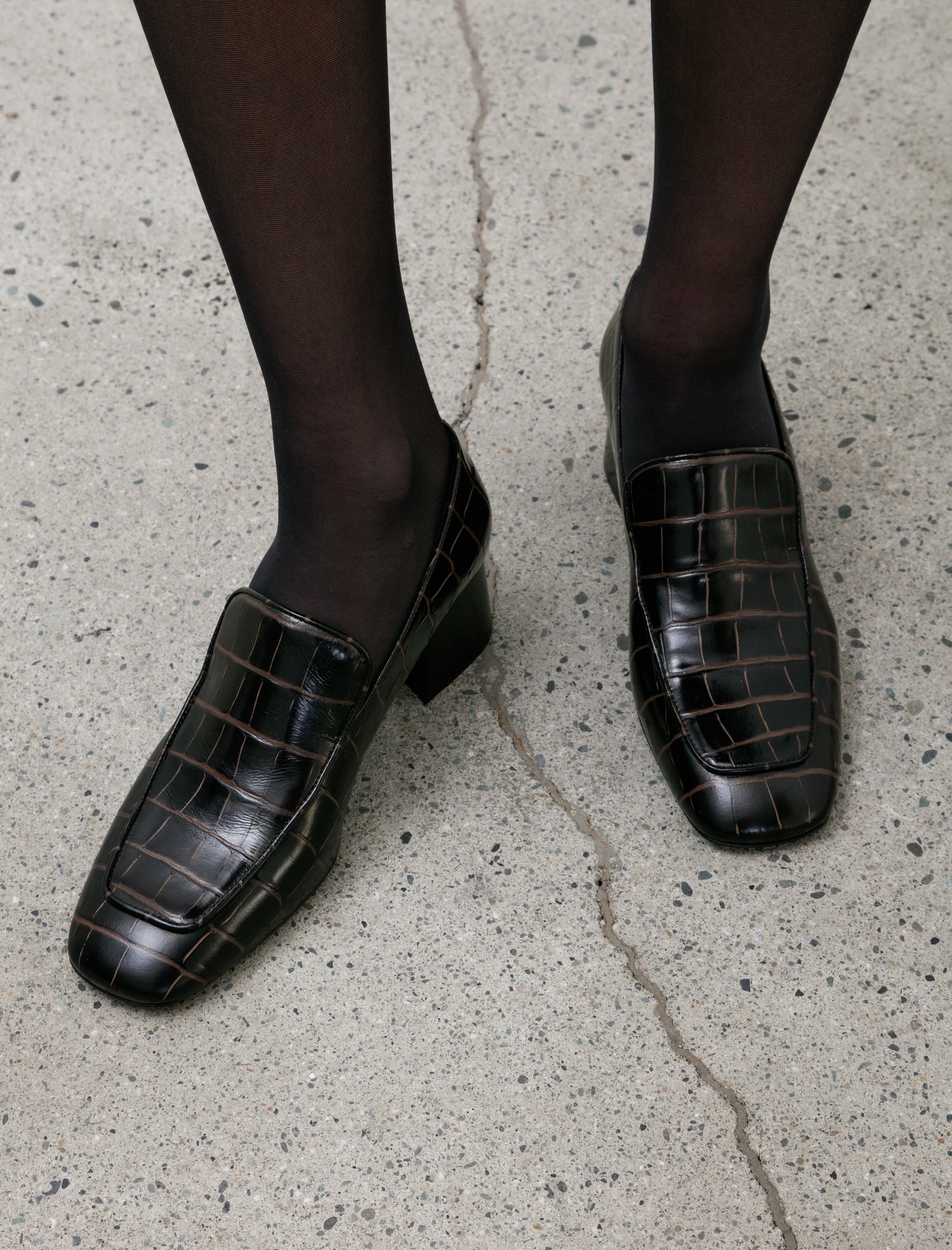 Totême Block Heel Pump Croc Dark Brown