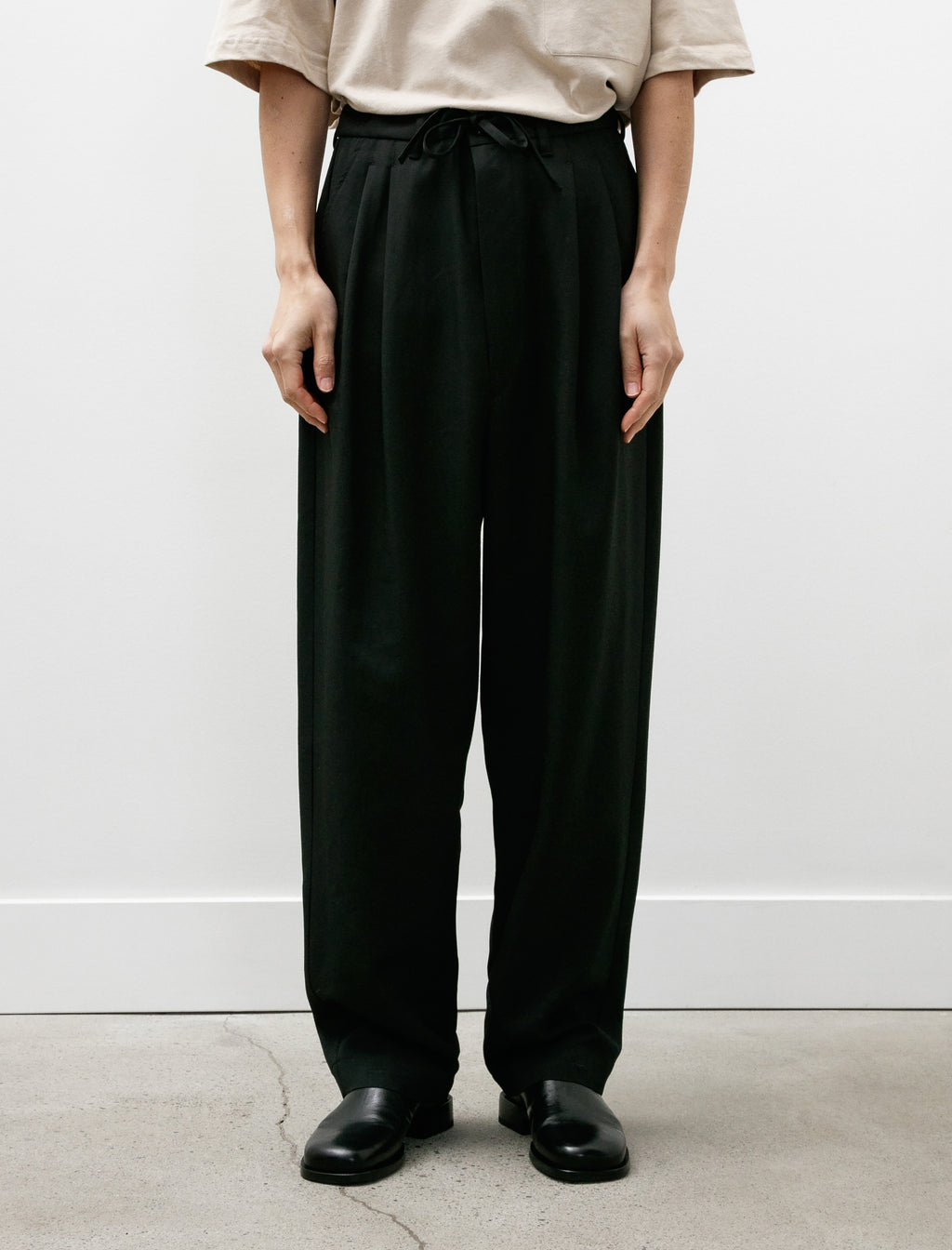 美品 LEMAIRE PLEATED PANTS スラックス 44 黒 Black Drawstring Pleated Trousers by LEMAIRE on Sale