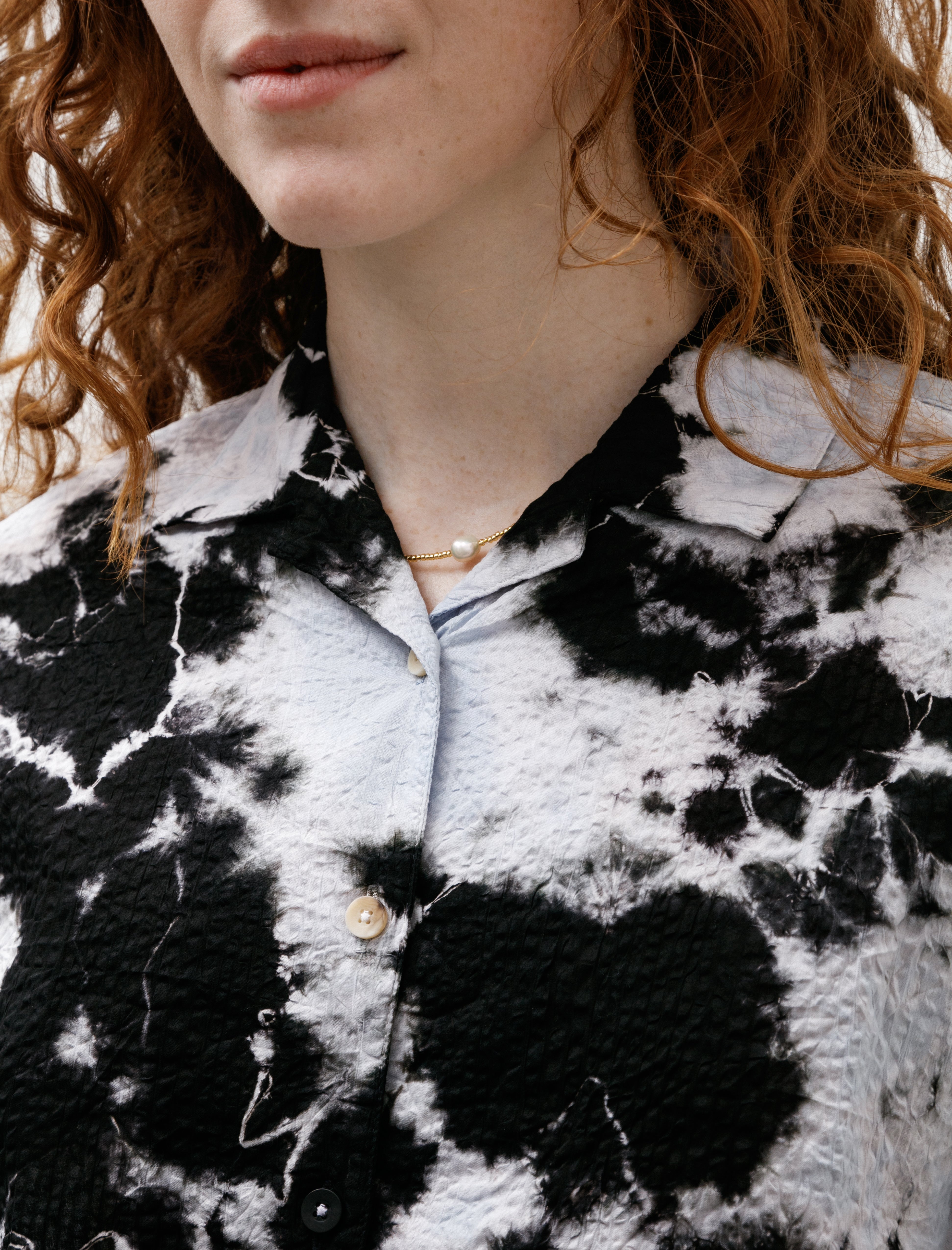 Suzusan Madara Shibori Fragment Transparent Wrinkled Stripe Blouse Black/Mist Blue