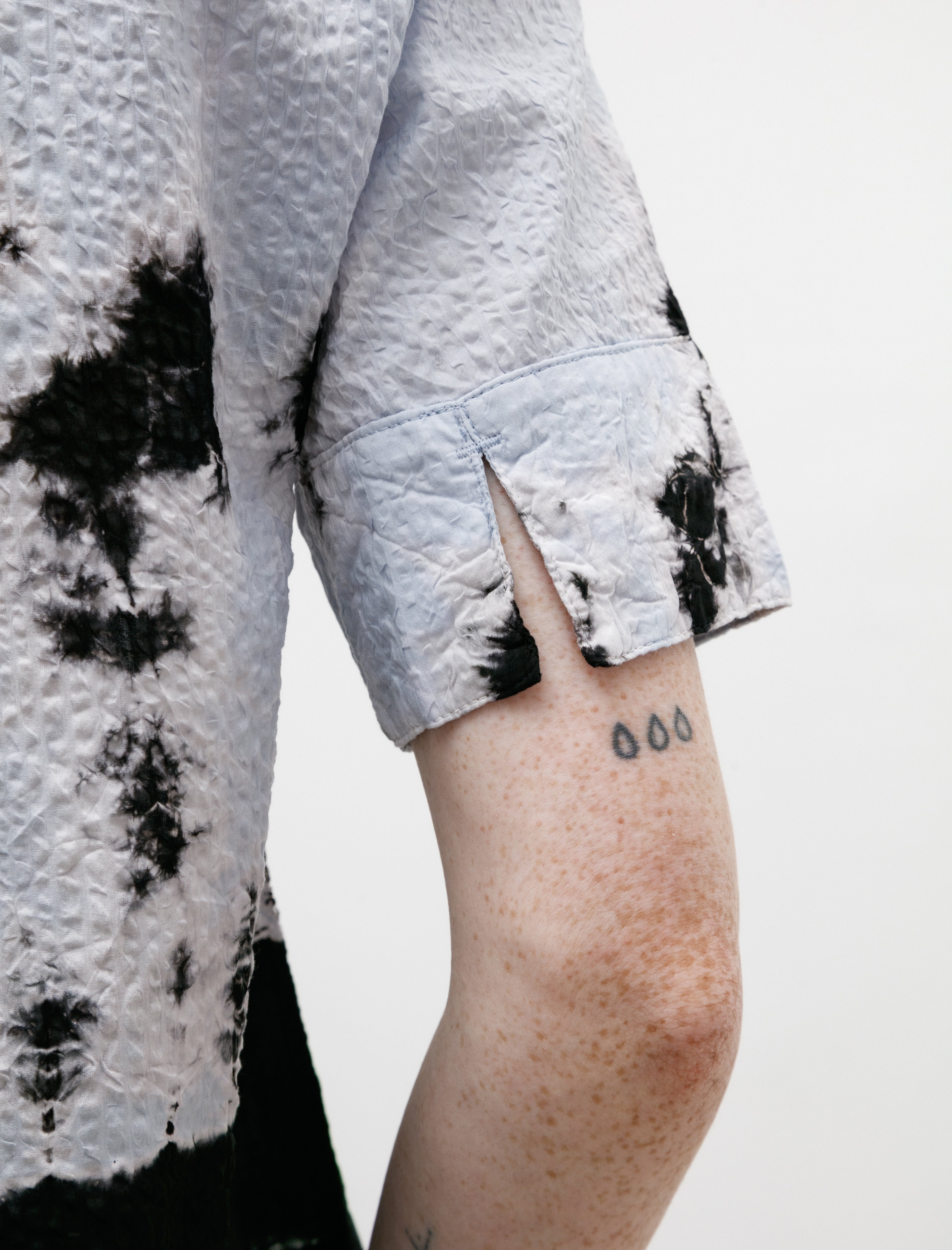 Suzusan Madara Shibori Fragment Transparent Wrinkled Stripe Blouse Black/Mist Blue