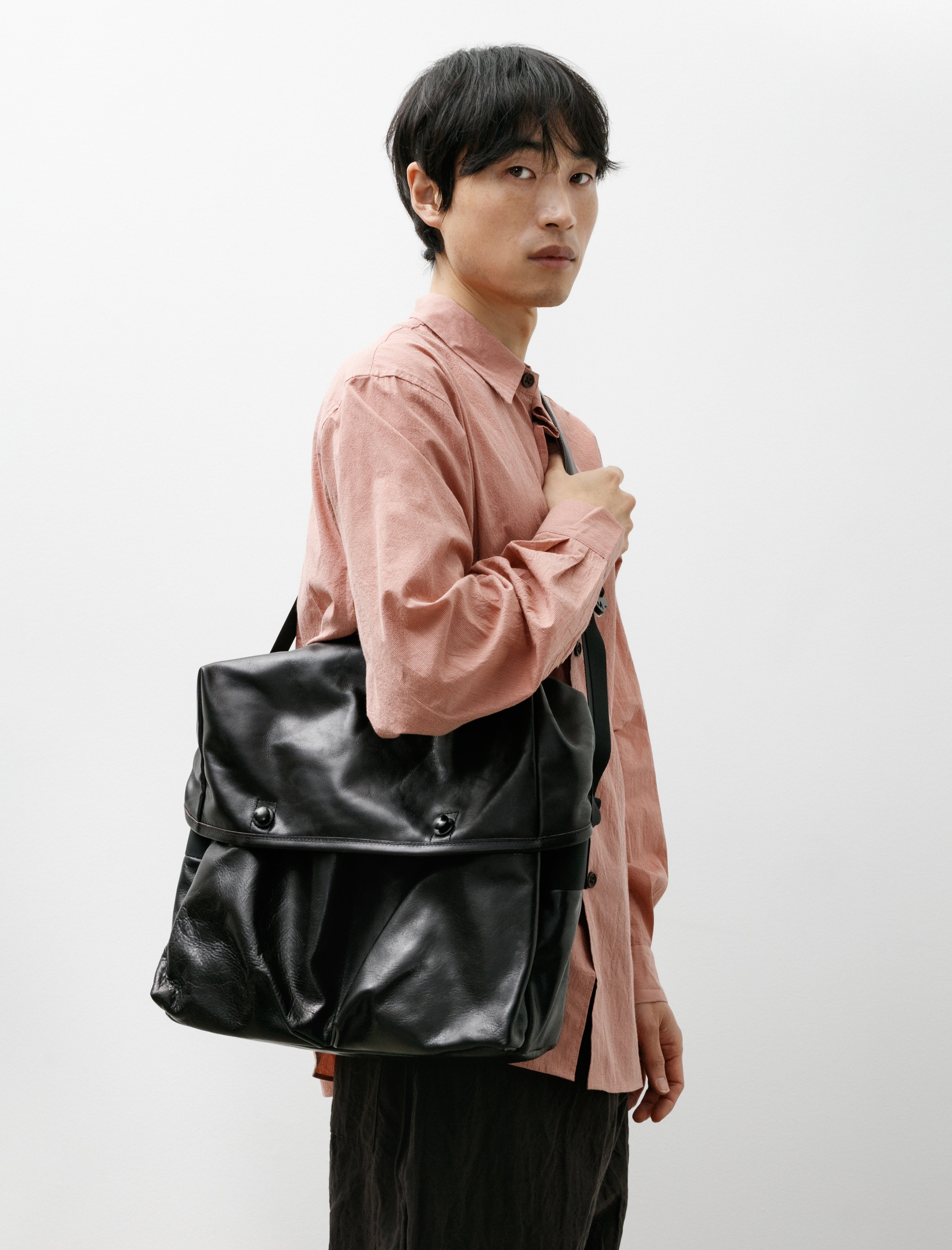 MAN-TLE R20 Gear-4 Mini Messenger Black Hide