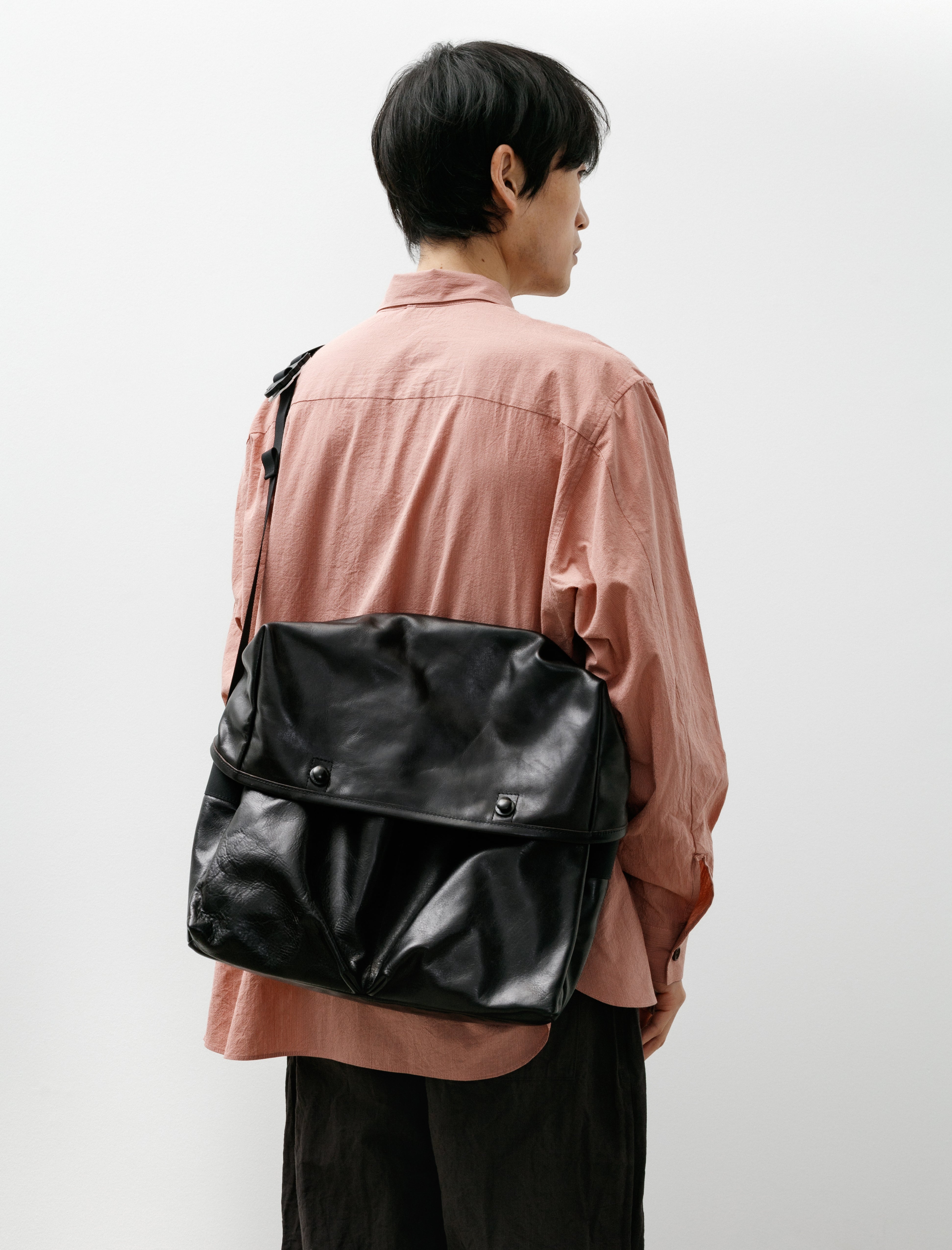 MAN-TLE R20 Gear-4 Mini Messenger Black Hide