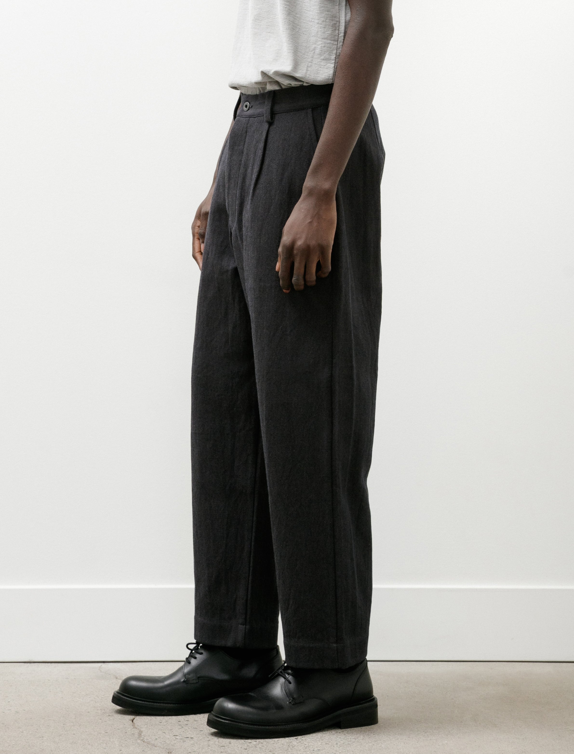 Evan Kinori Single Pleat Pant Yarn Dyed Cotton Twill Navy Grey