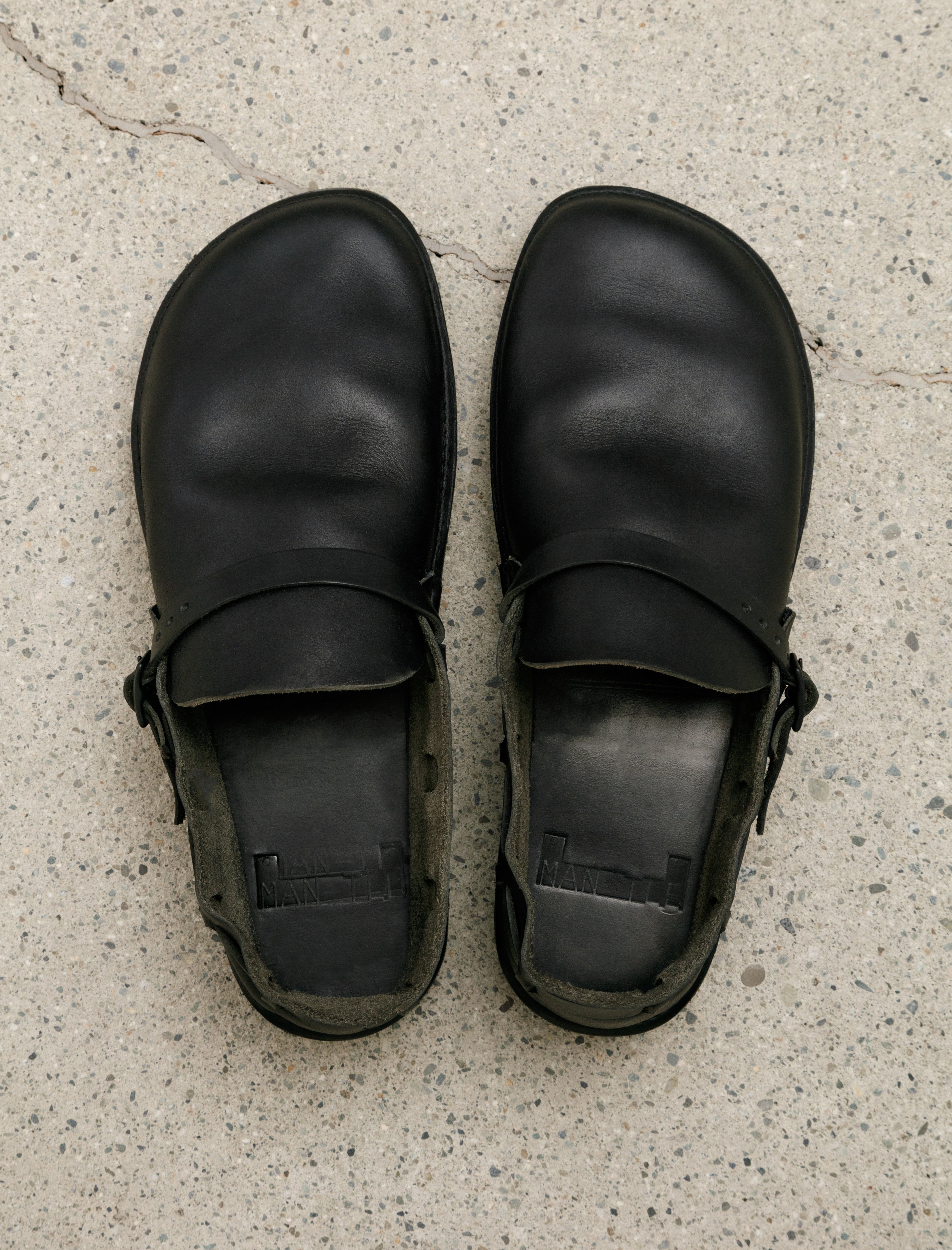 MAN-TLE R19 Aurora Low Black Horween