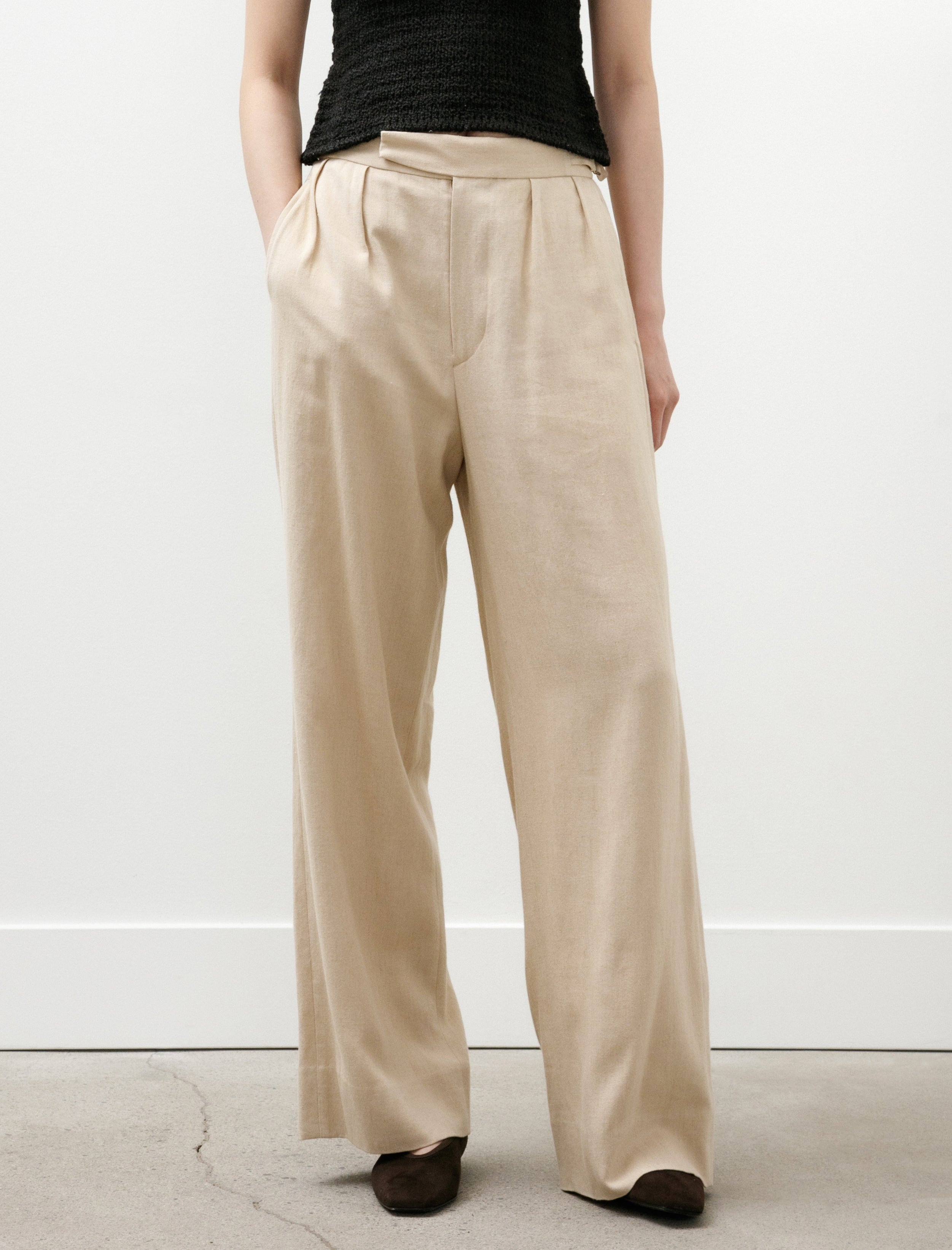 Comoli Rayon Linen Tucked Pants Beige