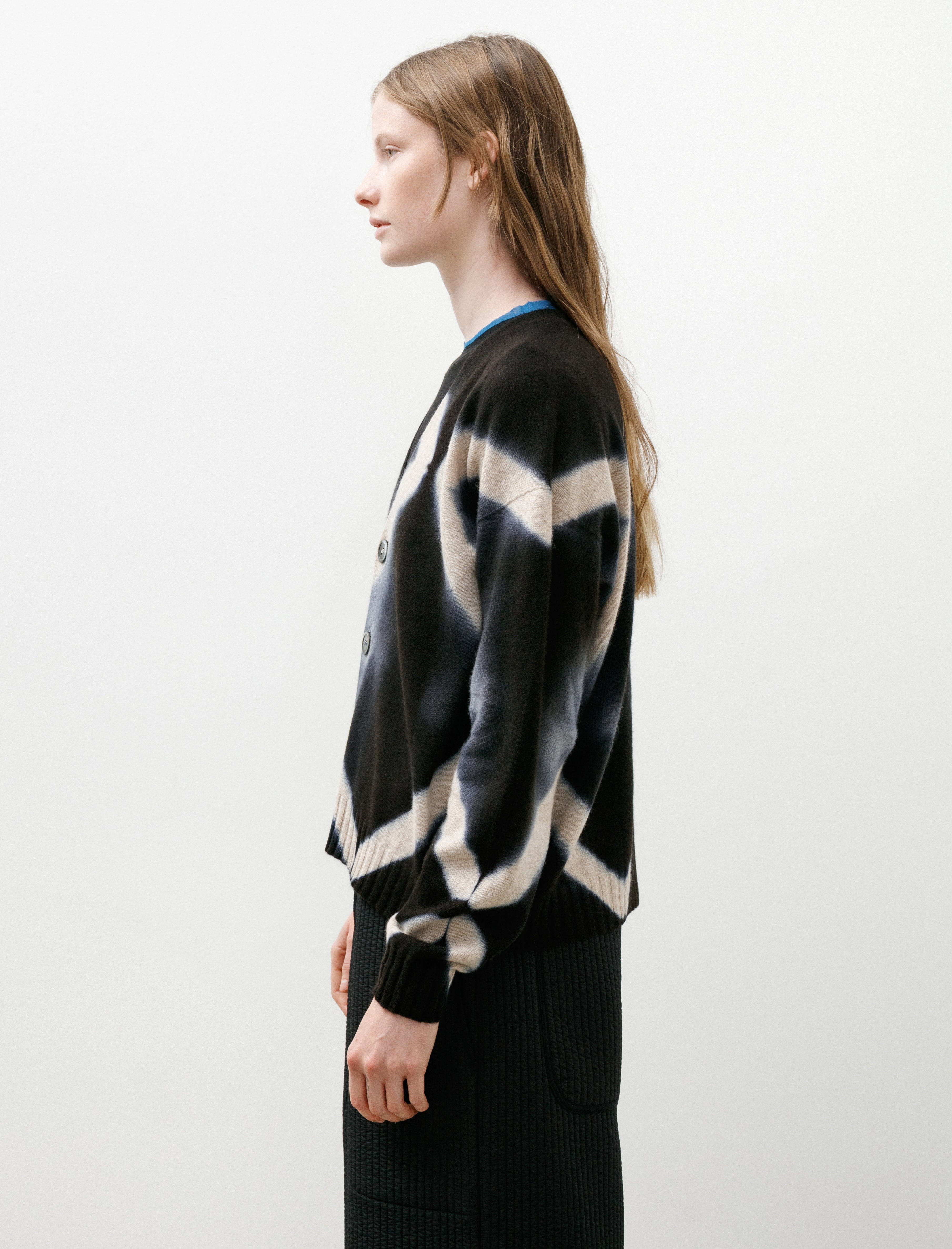 Suzusan Cashmere Seamless Short Cardigan Itajime Shibori X Black/Sand