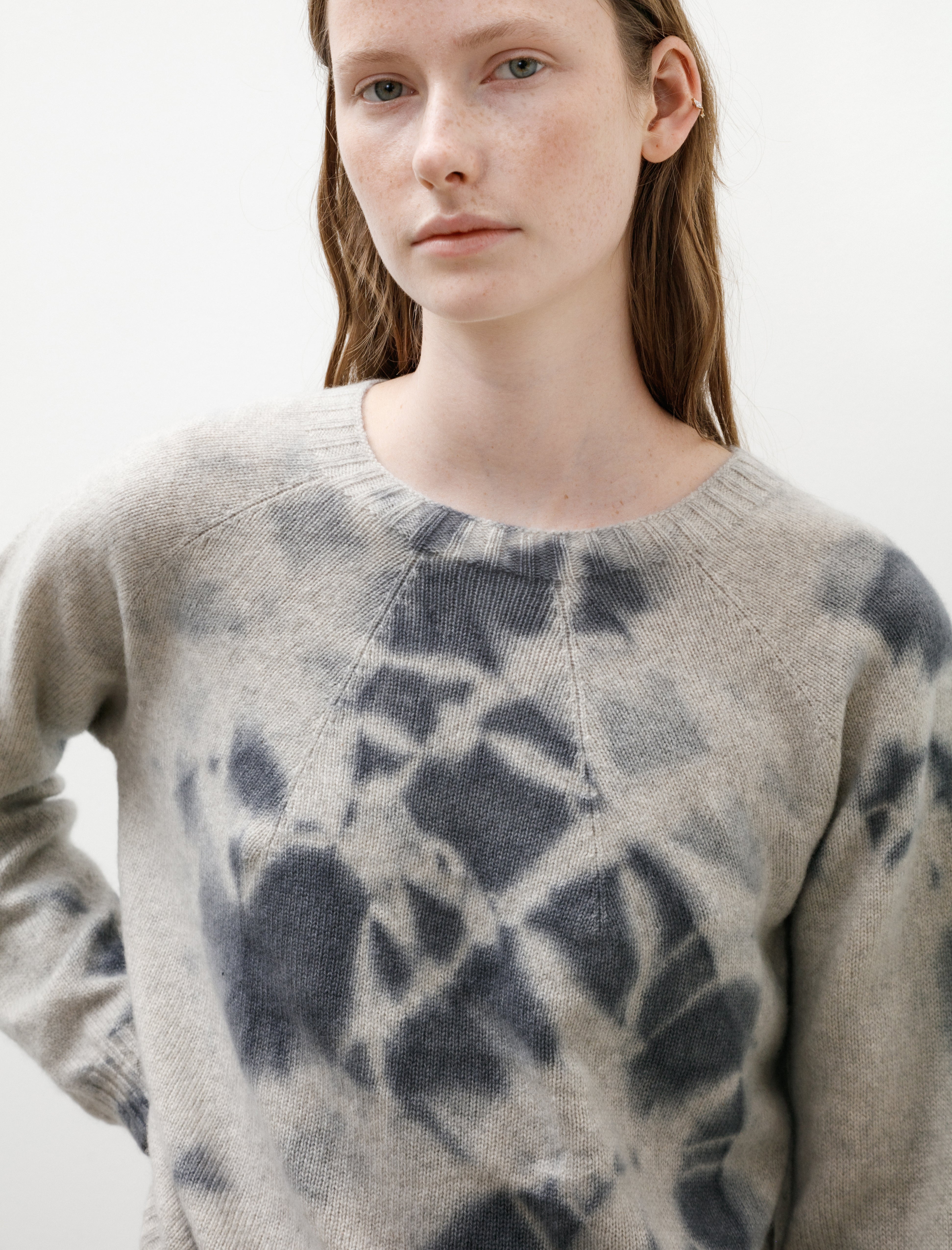 Suzusan Cashmere Seamless Pullover Madara Shibori Silver/Light Grey