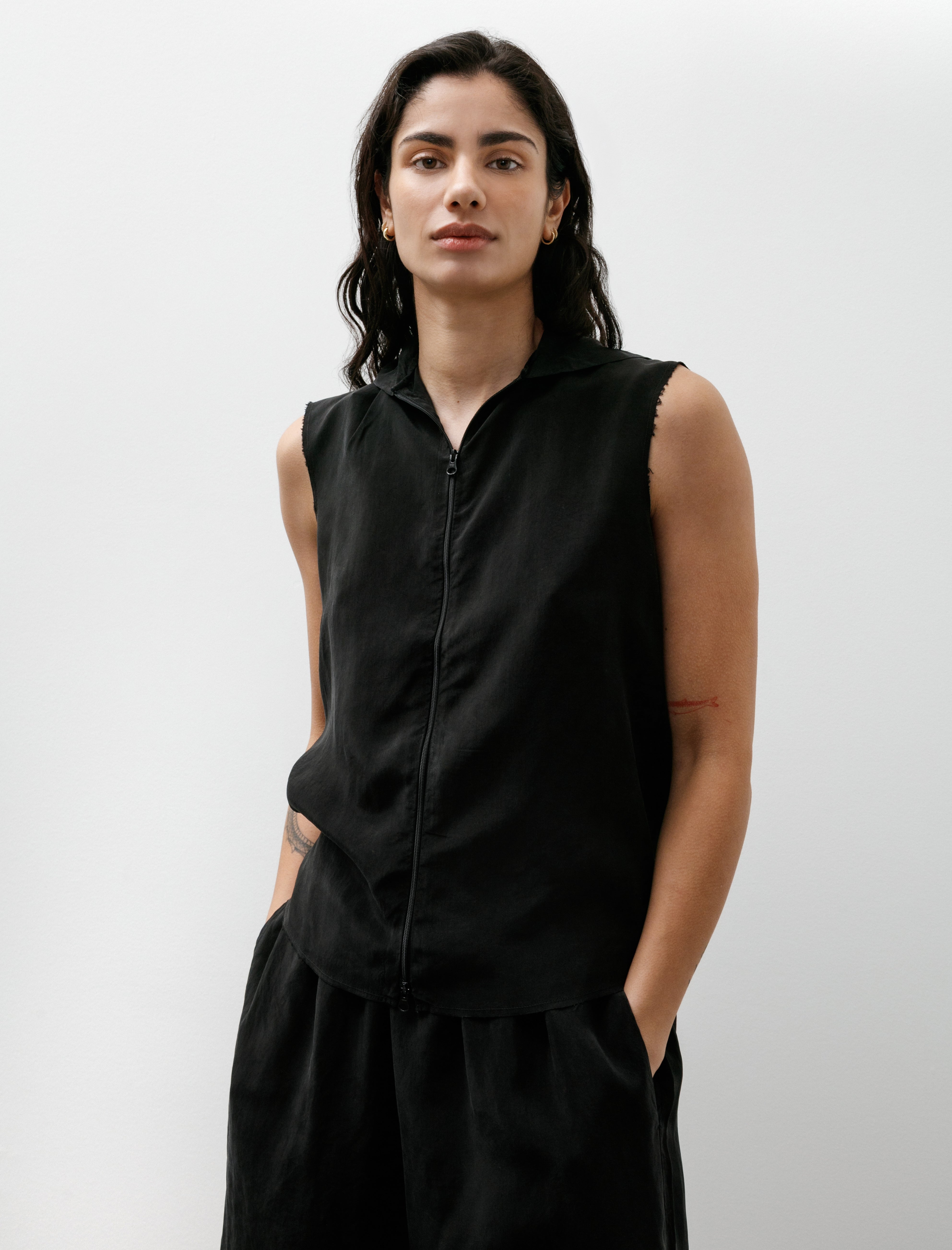 Gabriela Coll No.335 Cupro Sleeveless Hooded Zipper Top Black