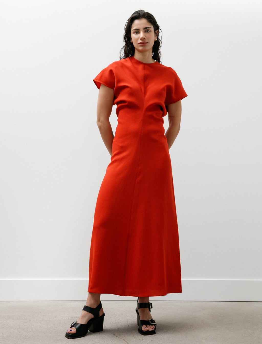 toteme a line wool cotton dress Totême Slouch Waist Poppy – Neighbour Size:One Size it has practical pockets WornOnTV: Taylor's red opening OFF-SHOULDER