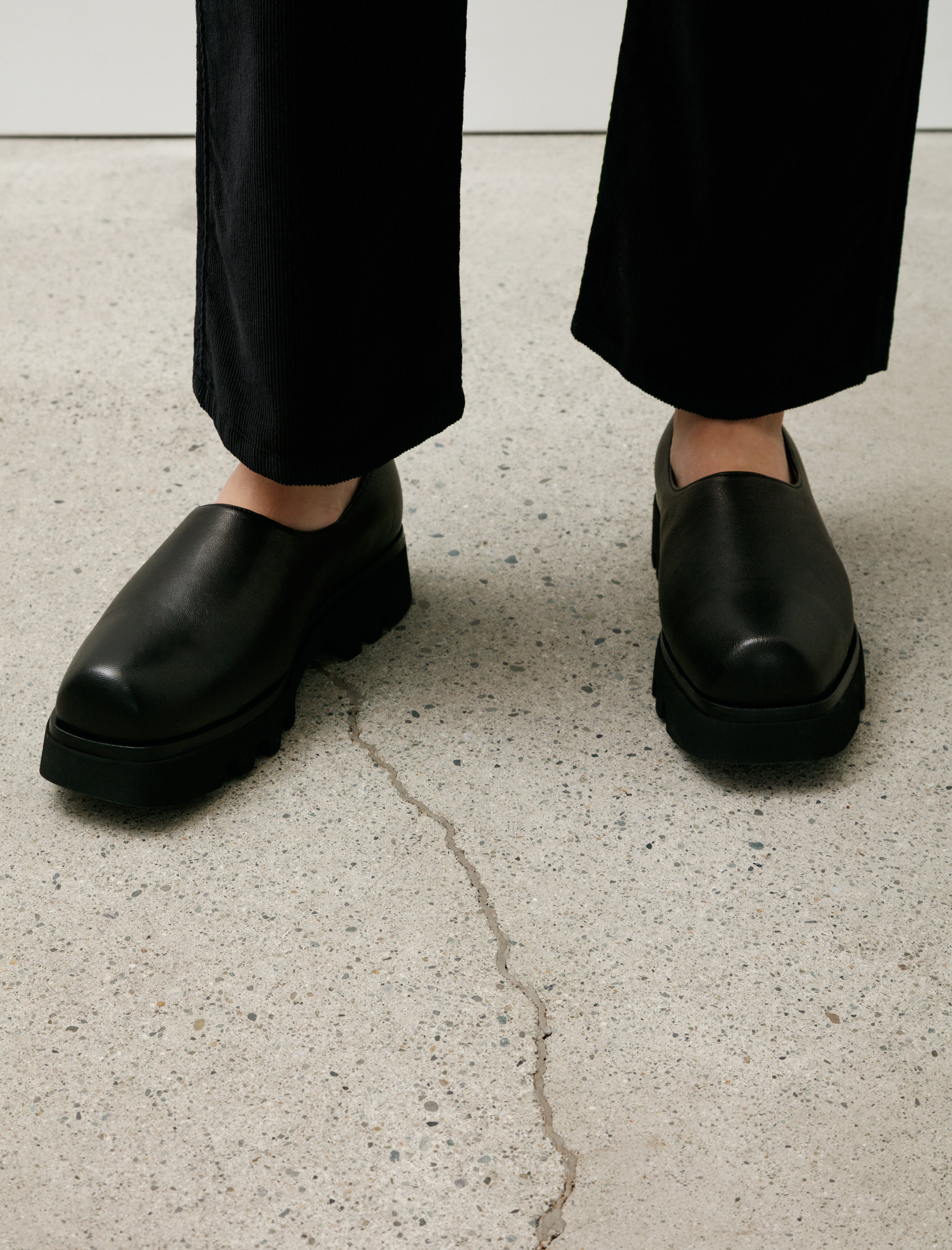 Sine & Cosine Hannes Clog Lamb Black