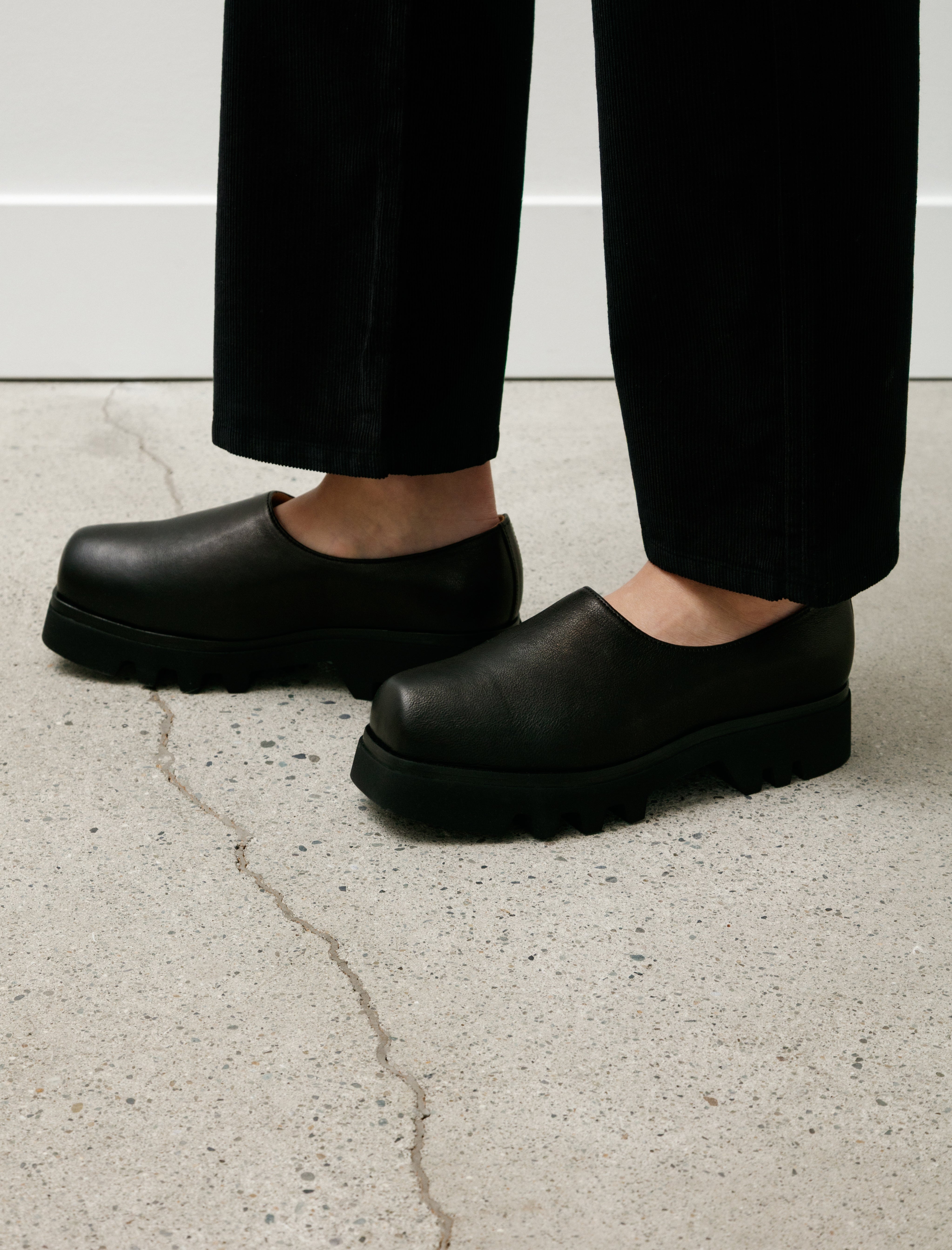 Sine & Cosine Hannes Clog Lamb Black