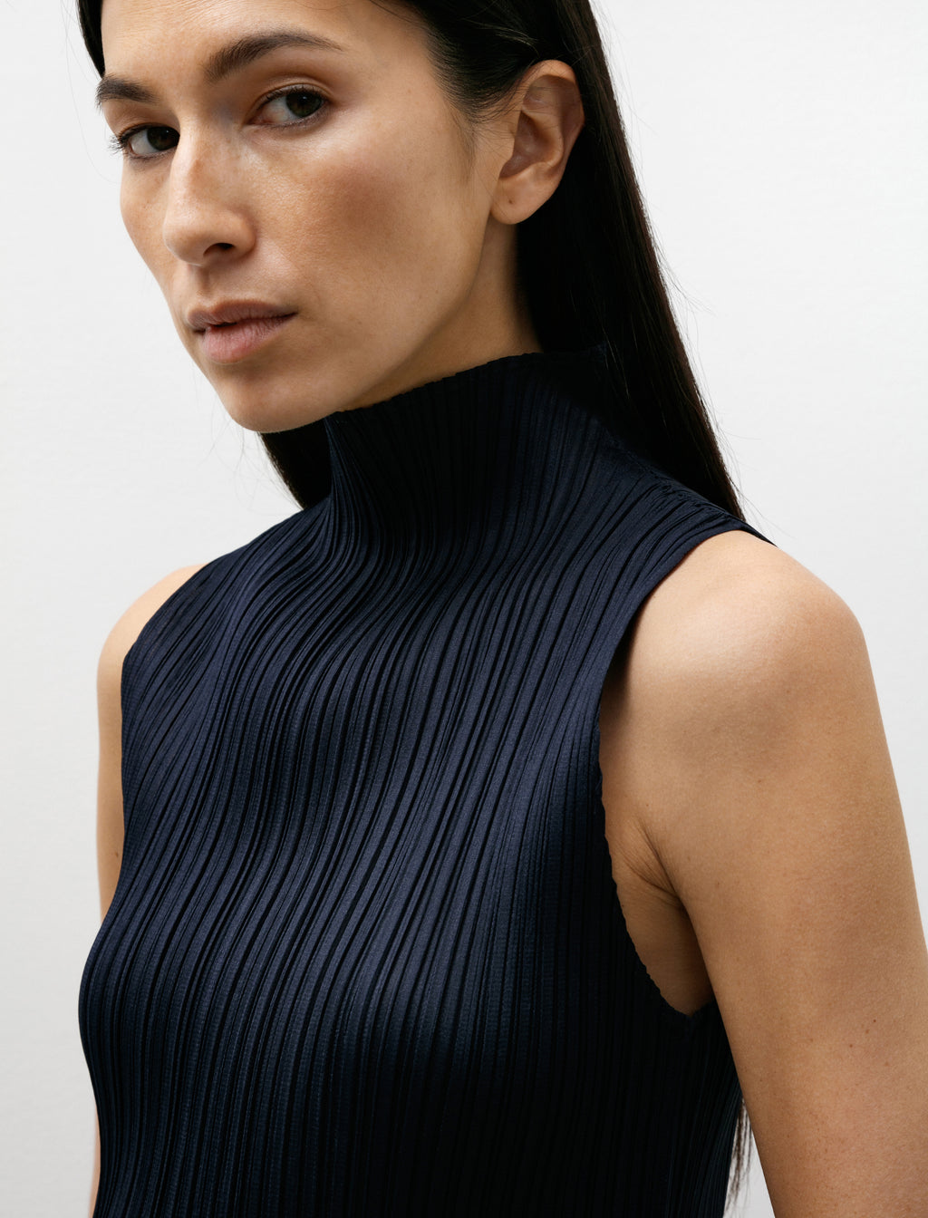 ♪ ISSEY MIYAKE ブラック Vネック タンクトップ イッセイミヤケ タンクトップ ISSEY MIYAKE ブラック Vネック タンク