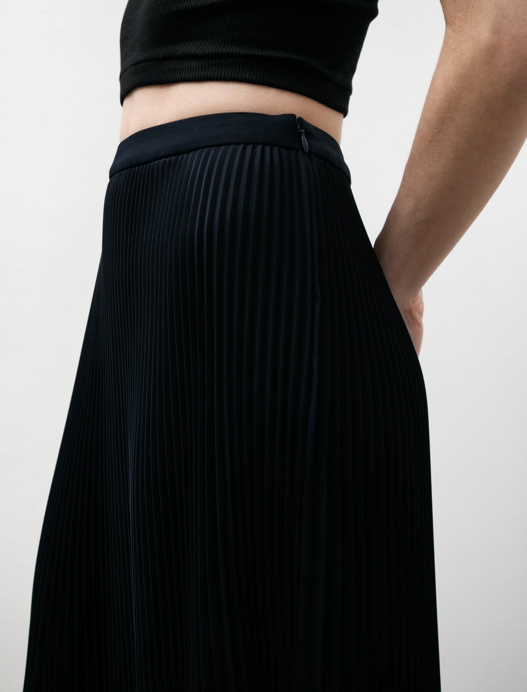 Graphpaper Satin Pleats Skirt Long ブラック Graphpaper Satin Pleats Skirt Navy – Neighbour