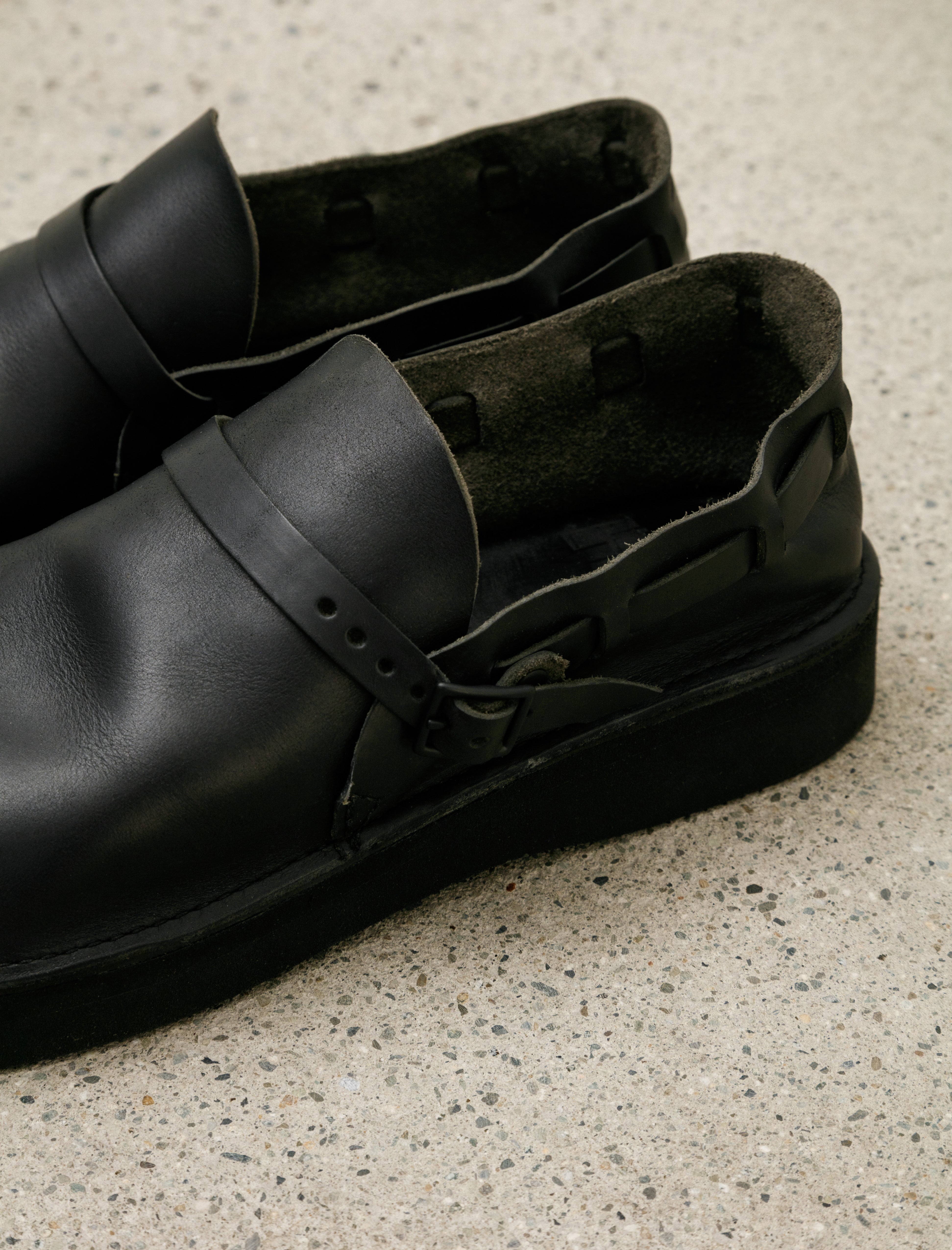 MAN-TLE R19 Aurora Low Black Horween