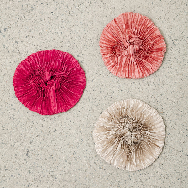 【しょうこ】AZUR Plissé Silk Scrunchie シュシュ Azur Plissé Silk Scrunchie SS26 – Neighbour