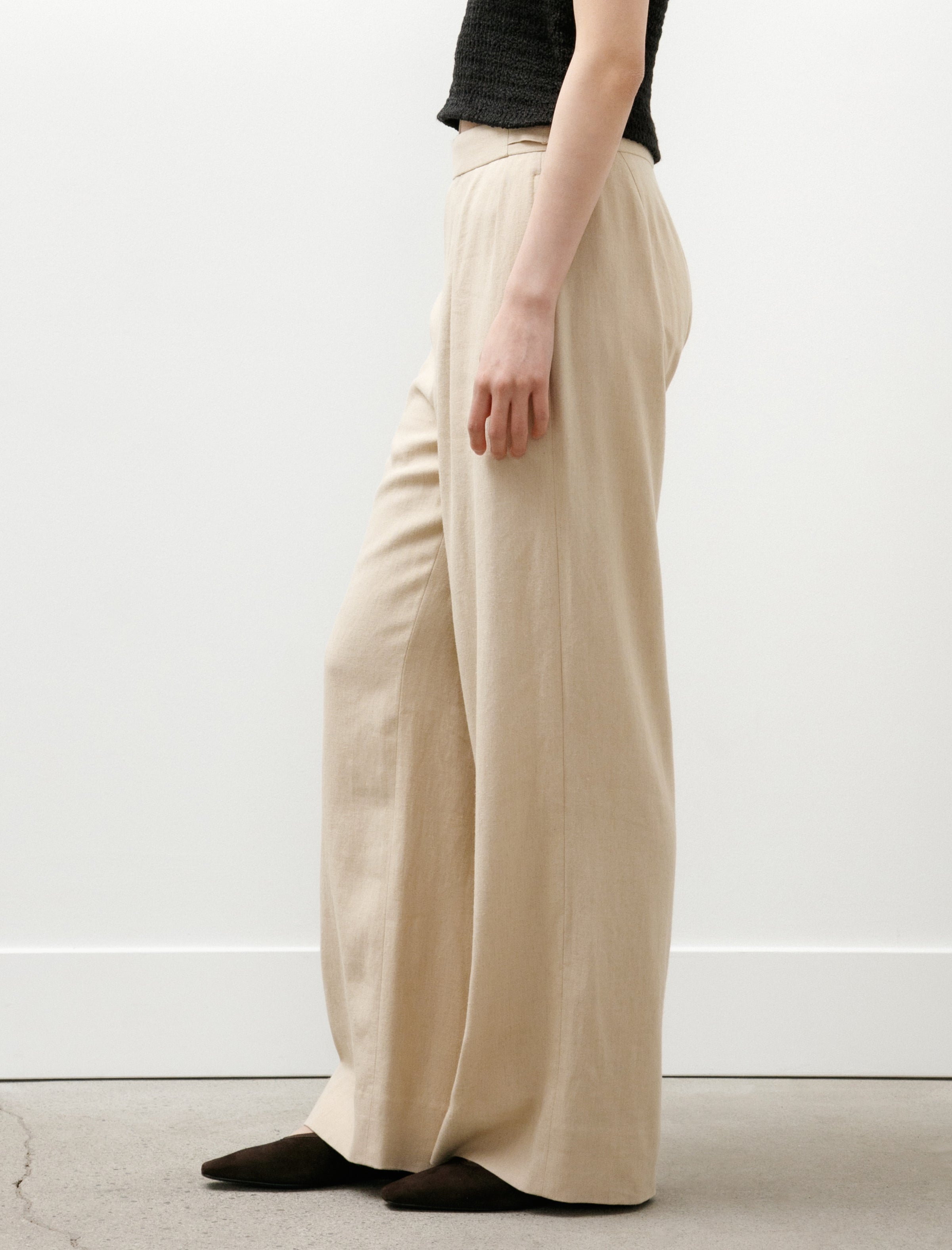 Comoli Rayon Linen Tucked Pants Beige