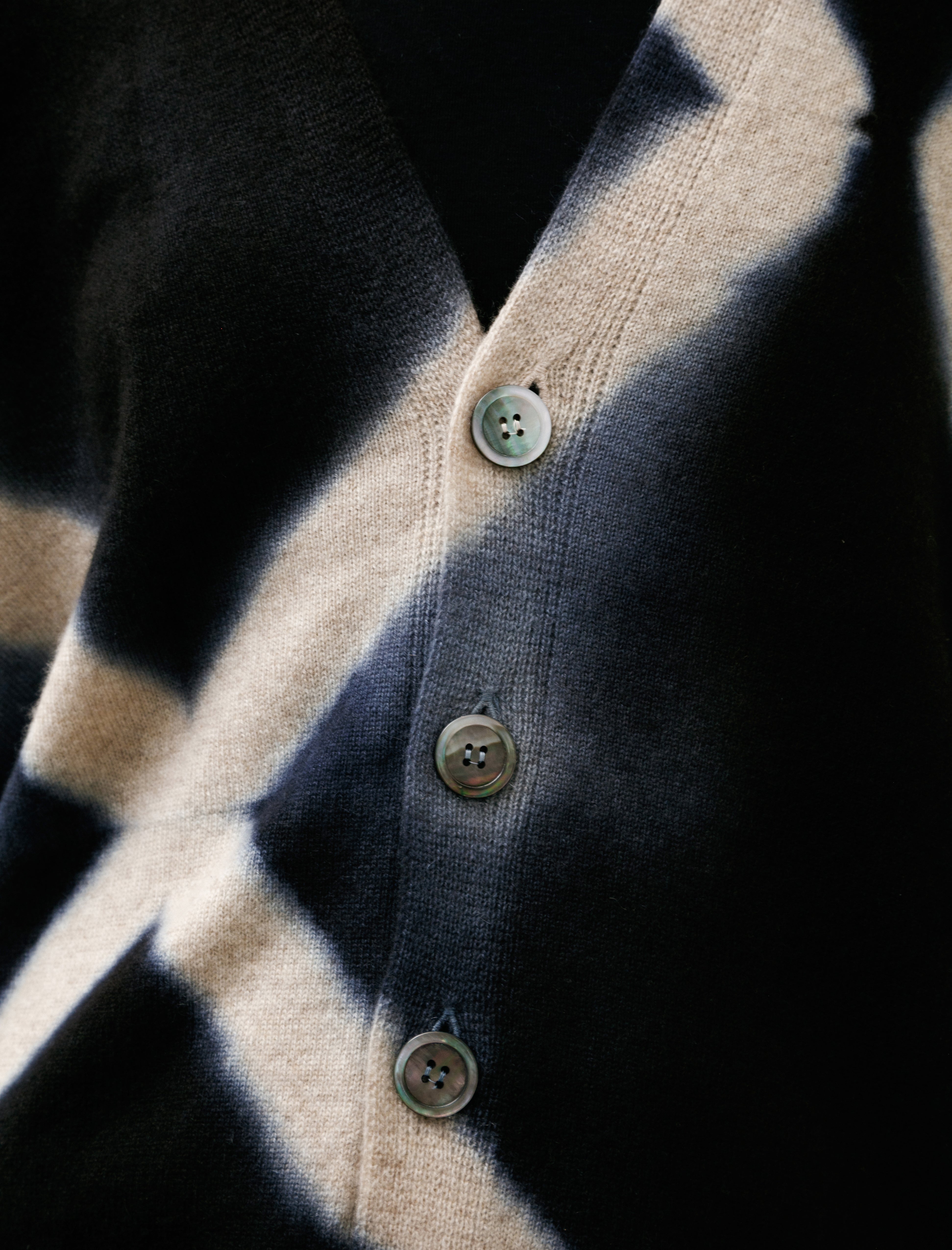 Suzusan Cashmere Seamless Short Cardigan Itajime Shibori X Black/Sand