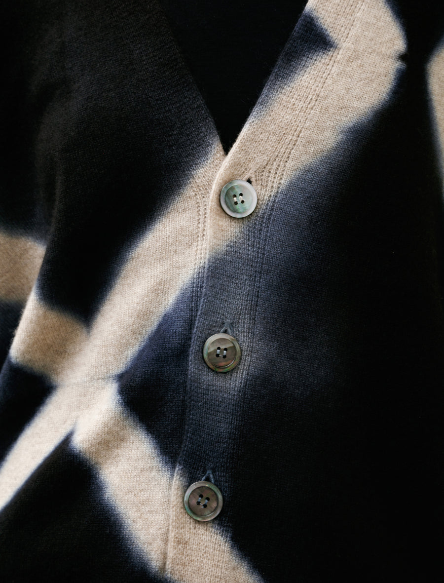 Cashmere Seamless Short Cardigan Itajime Shibori X Black/Sand - Image 4