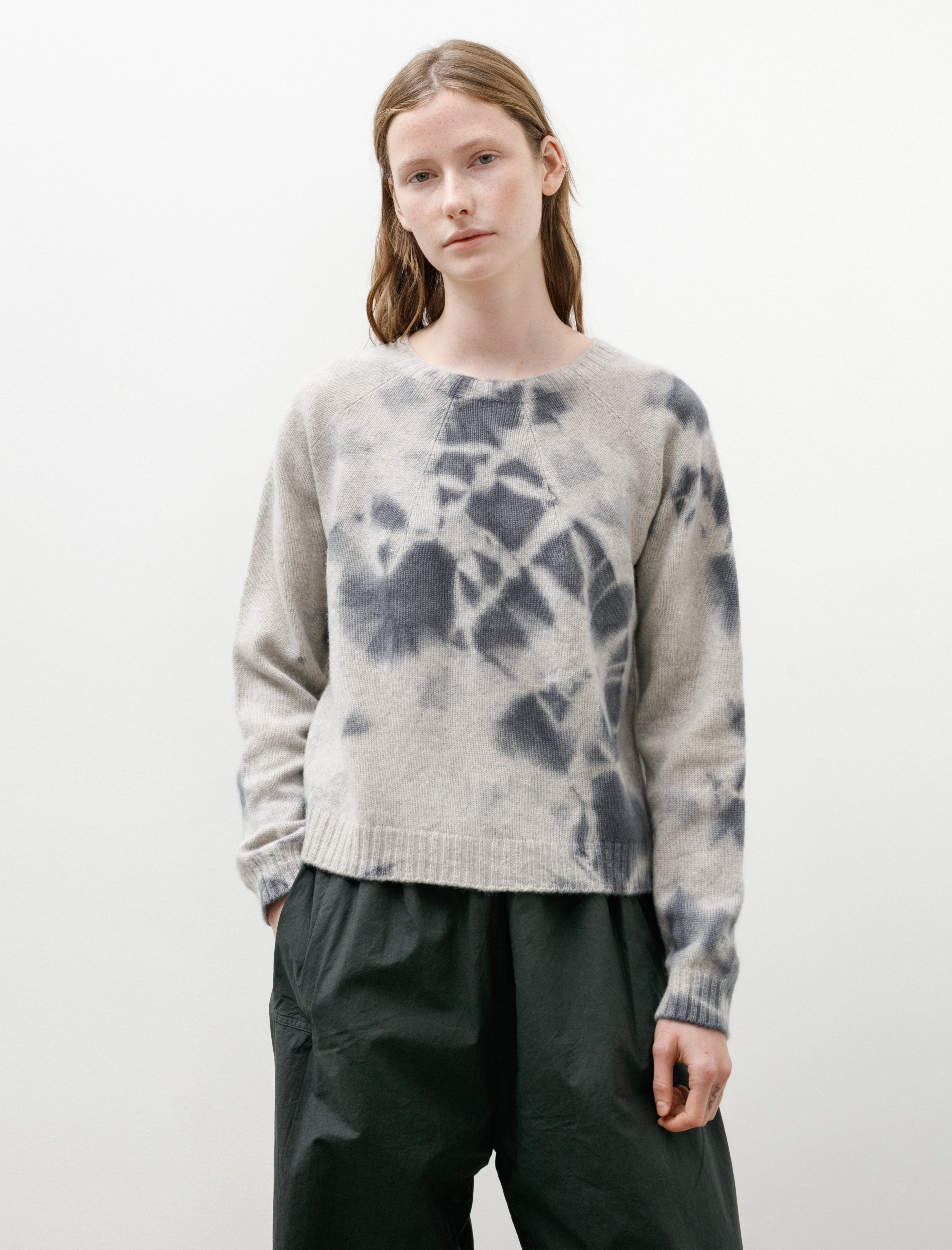 Suzusan Cashmere Seamless Pullover Madara Shibori Silver/Light Grey