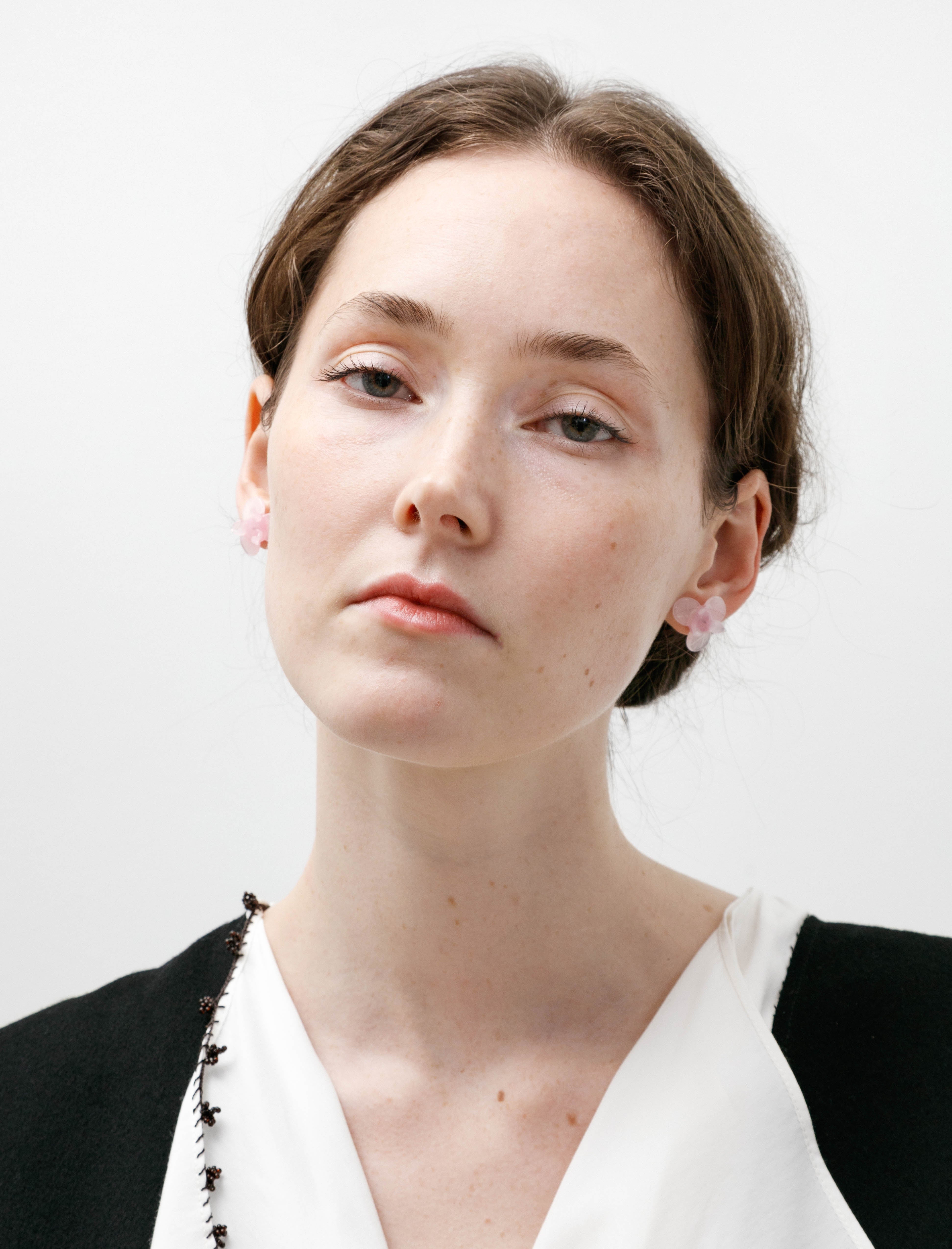 
Sisi Joia Pensee Earrings Opaline White