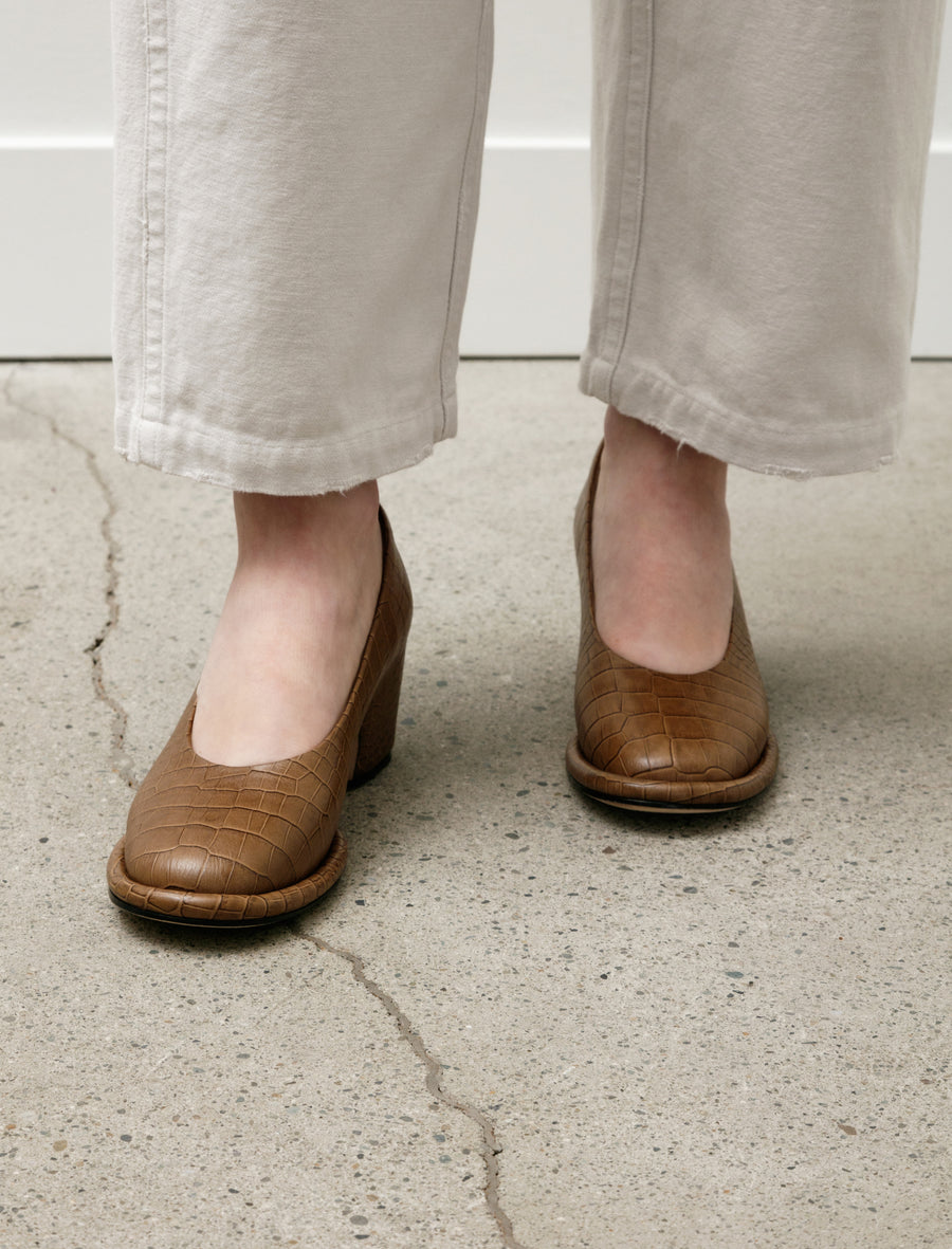 Embossed Arch Pump Tobacco - Image 1